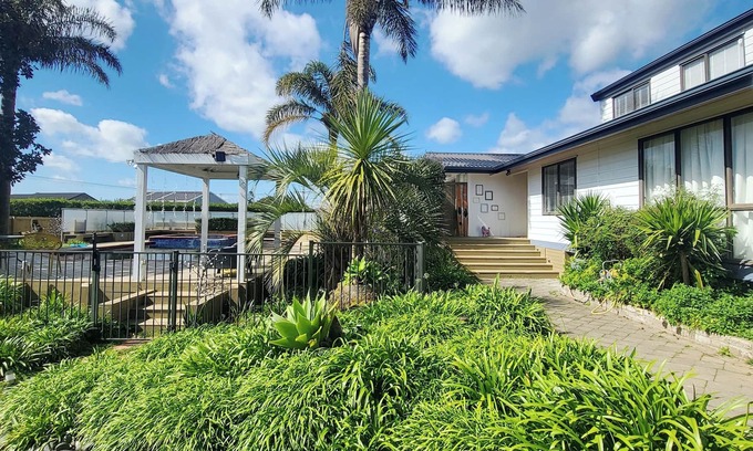 Hamilton Ski Chalet | Country Oasis with a Fiji Vibe: Your urban Retreat