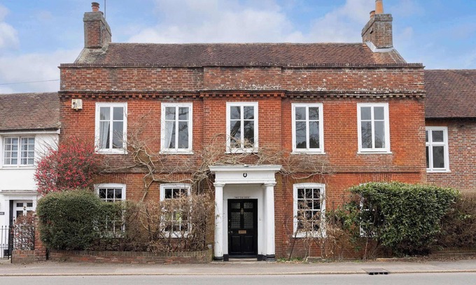 Westbourne House | Country Retreat - Sleeps 14 - Large Garden