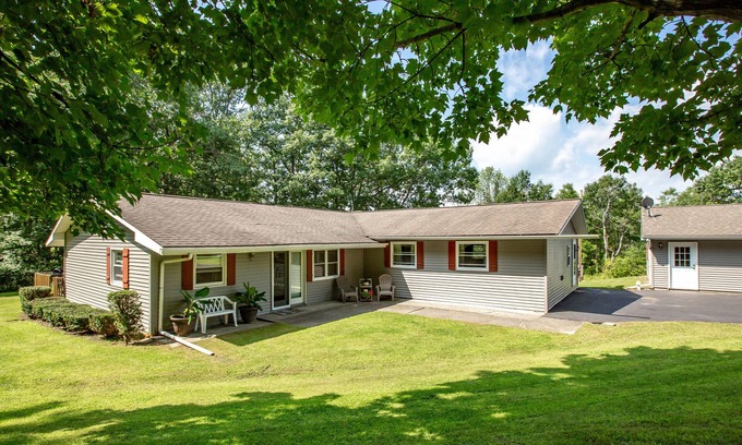 Town of Reading House | Country Seclusion 3 BR; 2 BA; sleeps 6;
