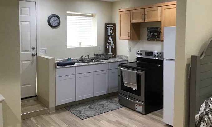 Agua Dulce Cottage | Country setting 5 mins from local wineries and trail heads