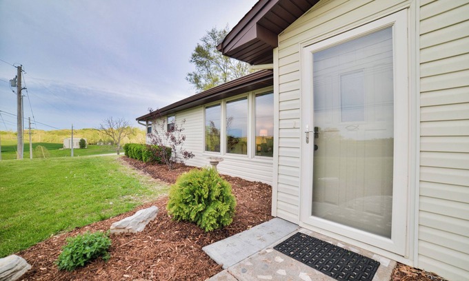 Jackson House | Country Setting & Views - Garage Parking - Fast Wifi