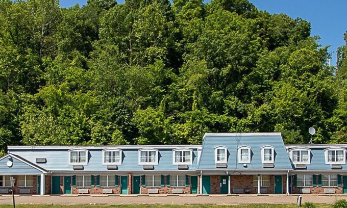 Coshocton Hotel | Country Squire Inn & Suites