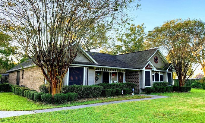 Channelview House | Country Style, 15mins downtown, entertaining space, Gazebo, large yard, parking