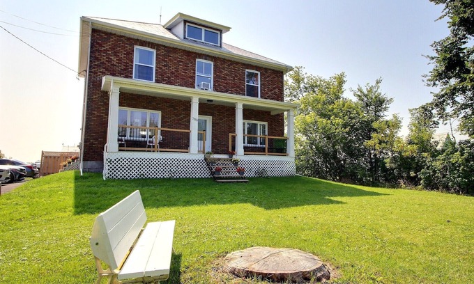 Saint-Hubert House | Country style house - 2500 sf. - 4 floors