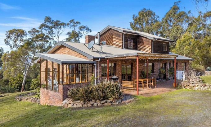 Margate House | Country style Stunner Bushland Peace and Privacy