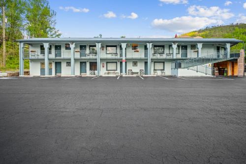 Gatlinburg Hotel | Country Town N' Suites