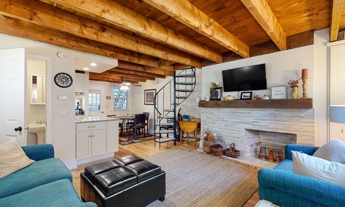 West Hartford House | Country townhome - mountain view - walk to Village of Quechee - near Club & golf