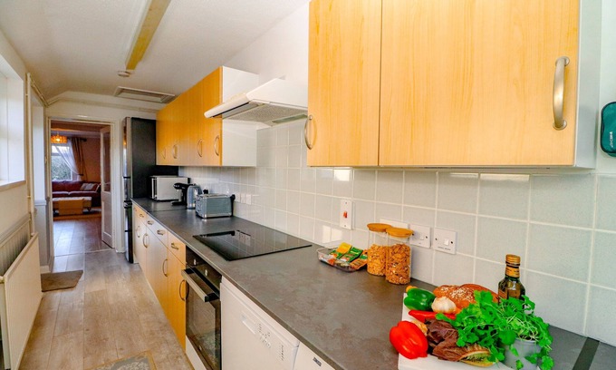 Halvergate Cottage | Country View Cottage - sleeps 5 guests in 3 bedrooms