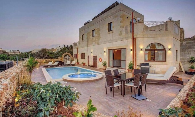 Victoria Villa | Country Views Villa Victoria
