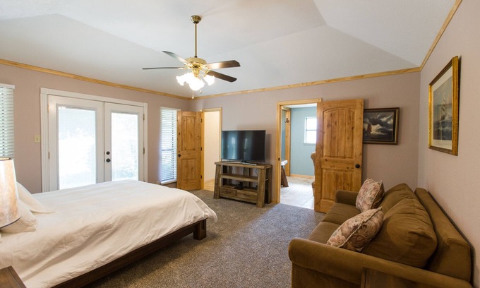 Weatherford House | Country Wedding Lodging