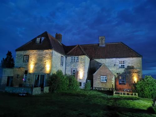 Holton Le Clay House | Countrylife Cottage With Covered Hot Tub & Games Room, firepit, free parking