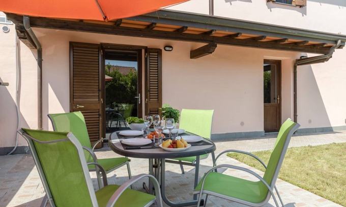 Cascina Apartment | Countryside Apt with Swimming Pool and Parking