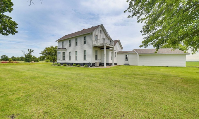 Biggsville House | Countryside Biggsville Home w/Yard, Dogs Welcome!