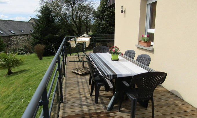 Plouer-sur-Rance Cottage | Countryside by the sea: charming duplex with terrace, in a quiet location