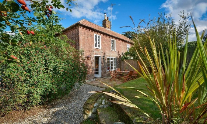 Itteringham Cottage | Countryside cottage with WiFi & free private parking close to Blickling Hall