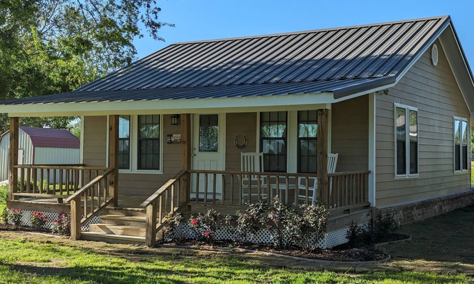 Anderson County House | Countryside Cowboy Cabin is only minutes from Frankston and pet friendly!.