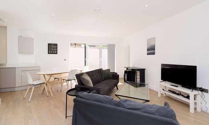 Tadworth Apartment | Countryside Edge Flat - Split-level Tadworth flat