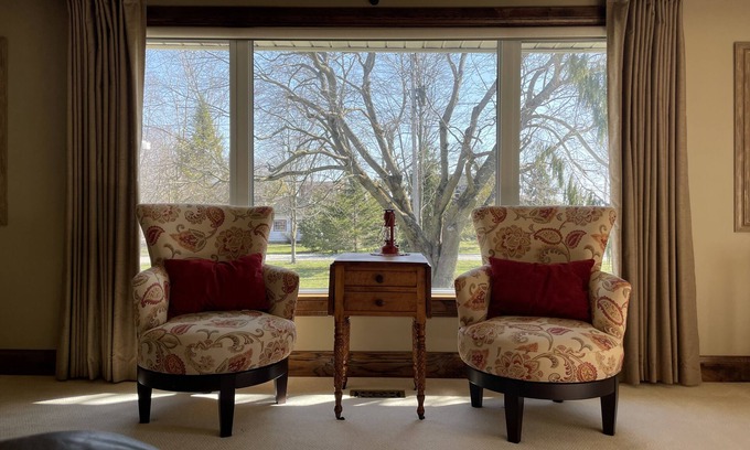 Port Colborne House | Countryside Farm house near beautiful Lake Erie