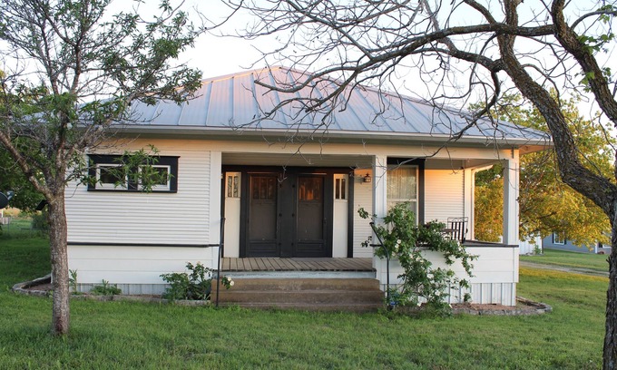 Georgetown Other | Countryside Farmhouse, backporch breezes, hillside views, and in Walburg!