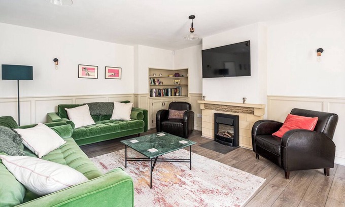 Melksham House | Countryside Granary cottage with access to indoor pool, sauna & steam room