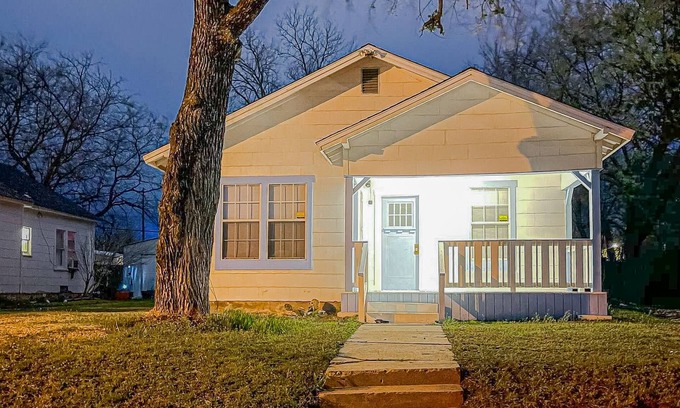 Ardmore House | Countryside house with porch, backyard, washer/dryer, & central AC- dog-friendly