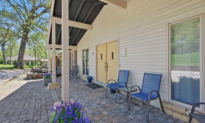 Lake St Louis House | Countryside Lakefront Chalet