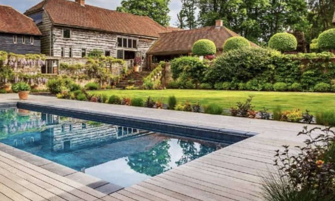 Godalming House | countryside Luxury Barns & Spa estate Pool Sauna gym in Surrey 1 hour to London