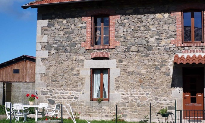 Saint-Heand Cottage | Countryside Retreat: Cozy 1BR Cottage, Farm Visit, Private Garden, Near Saint-Etienne