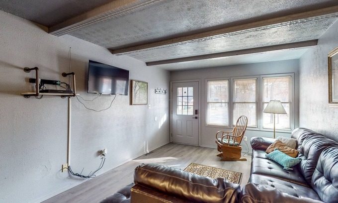 Simonton Lake House | Countryside retreat near the lake with central AC & patio - dog-friendly