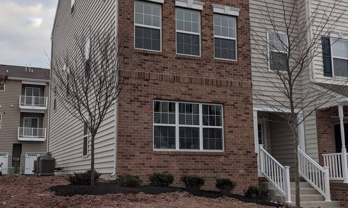 Palm House | Countryside townhouse close to the big city!