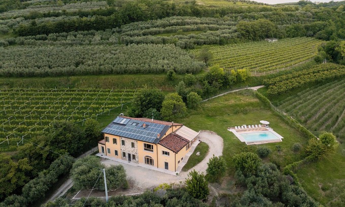 Mezzane di Sotto House | Countryside villa with pool on the hills surrounding Verona