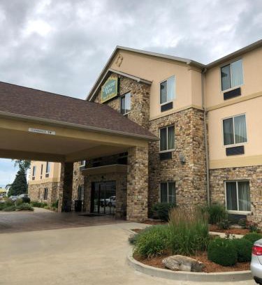 Robinson Hotel | Countryview Inn & Suites
