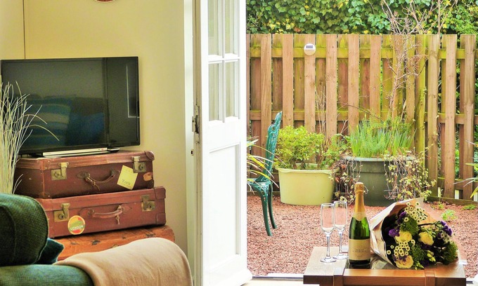 York Apartment | County House Retreat - with free parking and private garden.