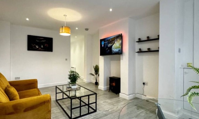 Cradley Apartment | Couples Choice! Apartment SmartTv Parking Sofa Bed