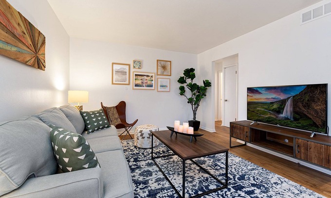 University Acres Condo | Couple’s Getaway | Dog Friendly, Bike to Old Town!