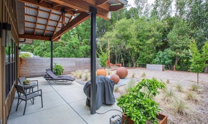 Eldridge Apartment | Couples Getaway, Luxurious Accomodations, Private Yard