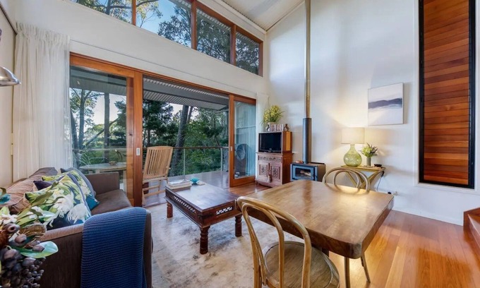 Mapleton Villa | Couples Getaway. Sunshine Coast Hinterland. Cosy with Fireplace. Pet-Friendly!