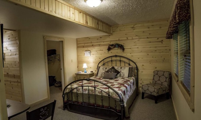 Helmsburg Bed & Breakfast | Couples Getaway with Outdoor Hot Tub!
