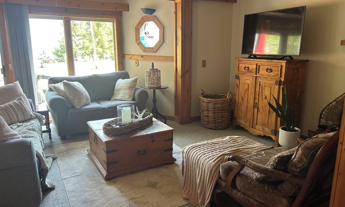 Selkirk House | Couples/Girls Getaway Retreat Cozy Lake View Cottage- Sip Wine, Watch Sunsets