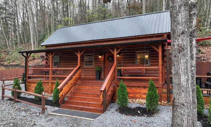 Elizabethton Cabin | Couples Luxury Retreat/Hot Tub and Pet Friendly Cabin A