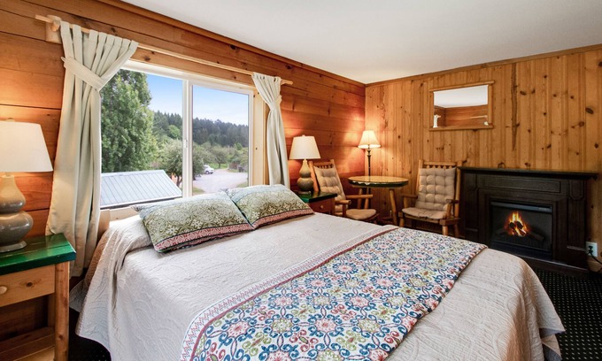 Deer Harbor House | Couples retreat close to the marina & park