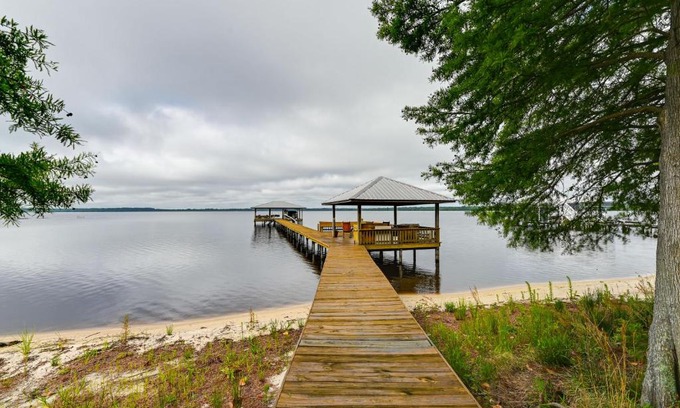 Council House | Couples Retreat on Bay Tree Lake