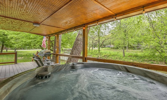 Mineral Bluff Cabin | Couples Retreat w/hot tub & fire pit - 10min to Blue Ridge