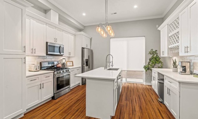 Point Breeze House | Couples Retreat w/Movie Theater & Roof Deck