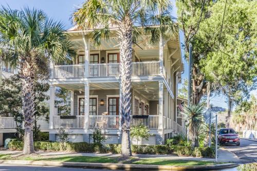 Downtown House | Couples Retreat, Walk to waterfront, shops and restaurants!