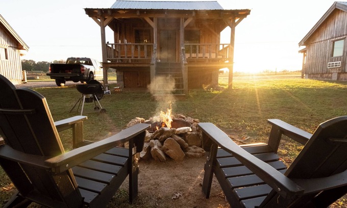 Smithville Cabin | CouplesRelaxingCreeksideTinyCabin near CenterHillLake & RockIslandStatePark