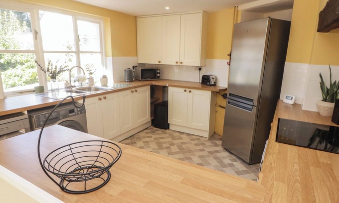 Cowbridge Cottage | COURT COTTAGE, pet friendly, character holiday cottage in Cowbridge