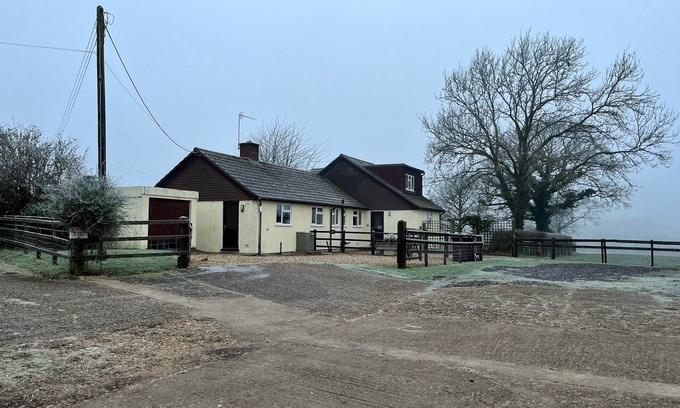 Whitchurch Canonicorum House | COURT HOUSE FARMHOUSE, pet friendly, with hot tub in Charmouth