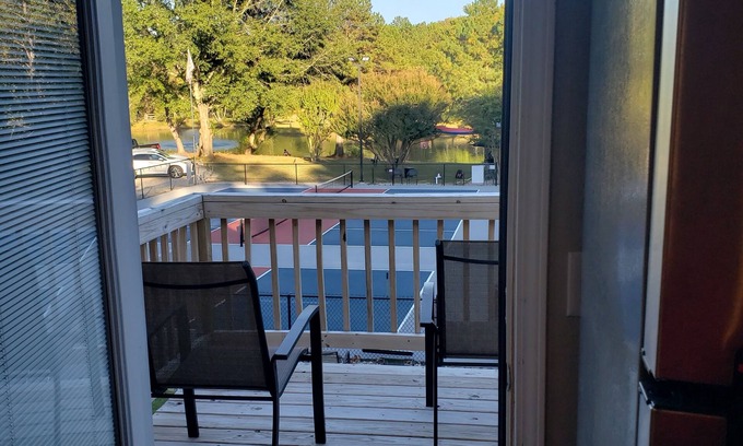 Walnut Grove Apartment | Court house one bed room