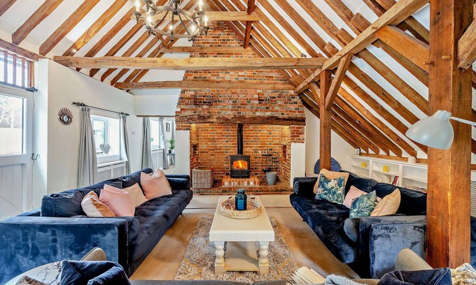 Warbleton House | Court Lodge is a substantial and picturesque twin roundel oast house set in pretty gardens within th
